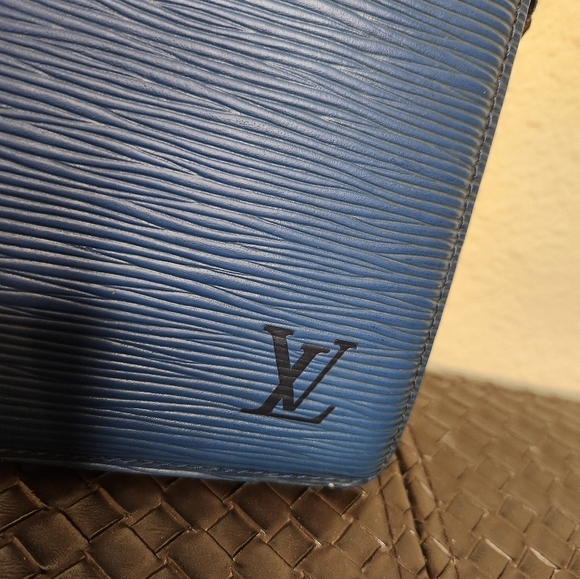 LOUIS VUITTON Epi Trousse Crete Clutch Bag Blue - Picture 11 of 16